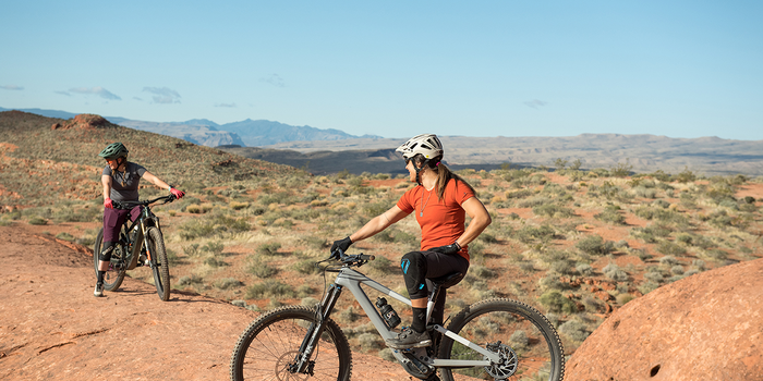 Two female e-MTB riders in the desert.