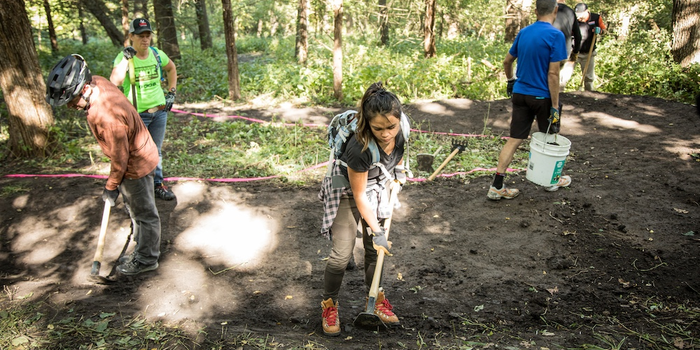 Volunteers at a Trail Care School in Omaha, building sustainable trail.