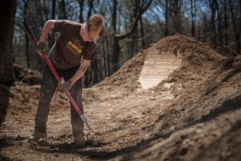 IMBA Trail Solutions Team building mountain bike optimized trail in Walden's Ridge Park